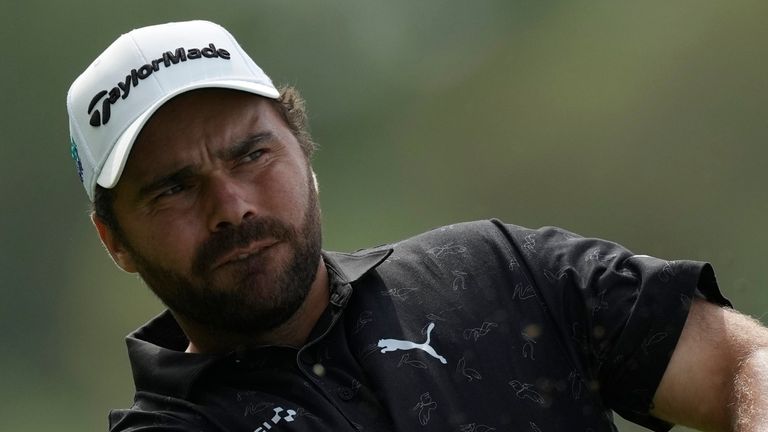 Romain Langasque dari Prancis melakukan pukulan keduanya di hole ke-4 selama putaran pertama turnamen golf DP World Tour Championship di Dubai, Uni Emirat Arab, Kamis, 16 November 2023. (AP Photo/Kamran Jebreili)