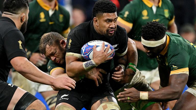 Ardie Savea is tackled by South Africa captain Siya Kolisi and Duane Vermeulen during the 2023 Rugby World Cup final