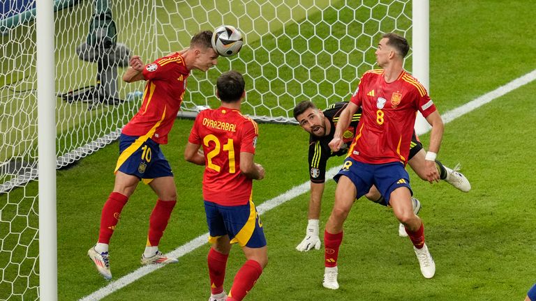 El español Dani Olmo despeja el balón de la línea de gol durante el partido final entre España e Inglaterra en el torneo de fútbol Euro 2024 en Berlín, Alemania, el domingo 14 de julio de 2024. (Foto AP/Andreea Alexandru)