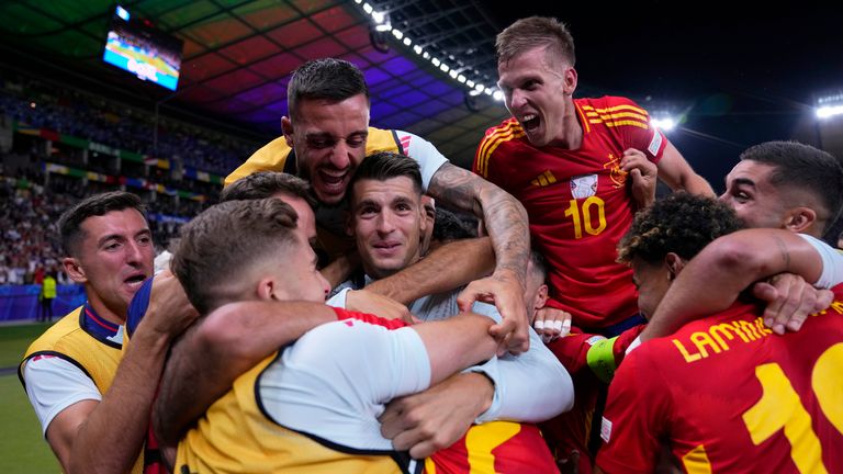 Los jugadores de España celebran después de que Mikel Oyarzabal anotara el segundo gol de su equipo durante el partido final entre España e Inglaterra en el torneo de fútbol Euro 2024 en Berlín, Alemania, el domingo 14 de julio de 2024. (Foto AP/Manu Fernández)