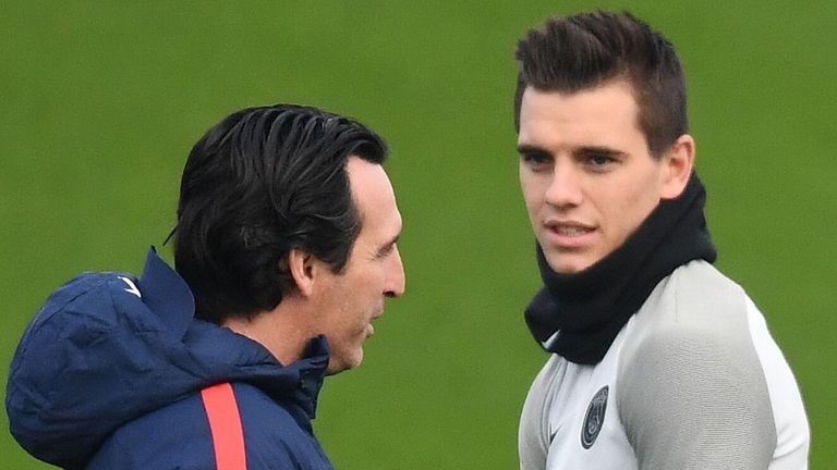 Paris Saint-Germain's Spanish headcoach Unai Emery (L) speaks with Paris Saint-Germain's Brazilian defender Marquinhos (R) and Argentinian midfielder Giovani Lo Celso during a training session in Saint-Germain-en-Laye, western Paris, on December 4, 2017, on the eve of the UEFA Champions League football match against Bayern Munich. / AFP PHOTO / FRANCK FIFE (Photo credit should read FRANCK FIFE/AFP via Getty Images)