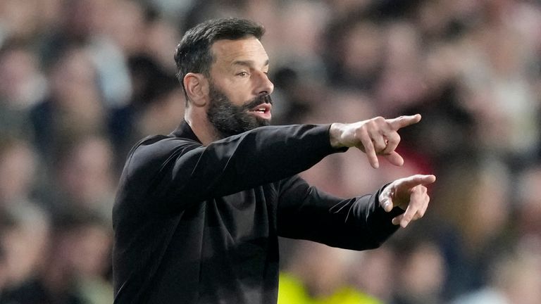 PSV-trener Ruud van Nistelrooy gestikulerer under Europa League-gruppe A-fotballkampen mellom PSV og Arsenal på Philips Stadium i Eindhoven, Nederland, torsdag 27. oktober 2022. (AP Photo/Peter Dejong)