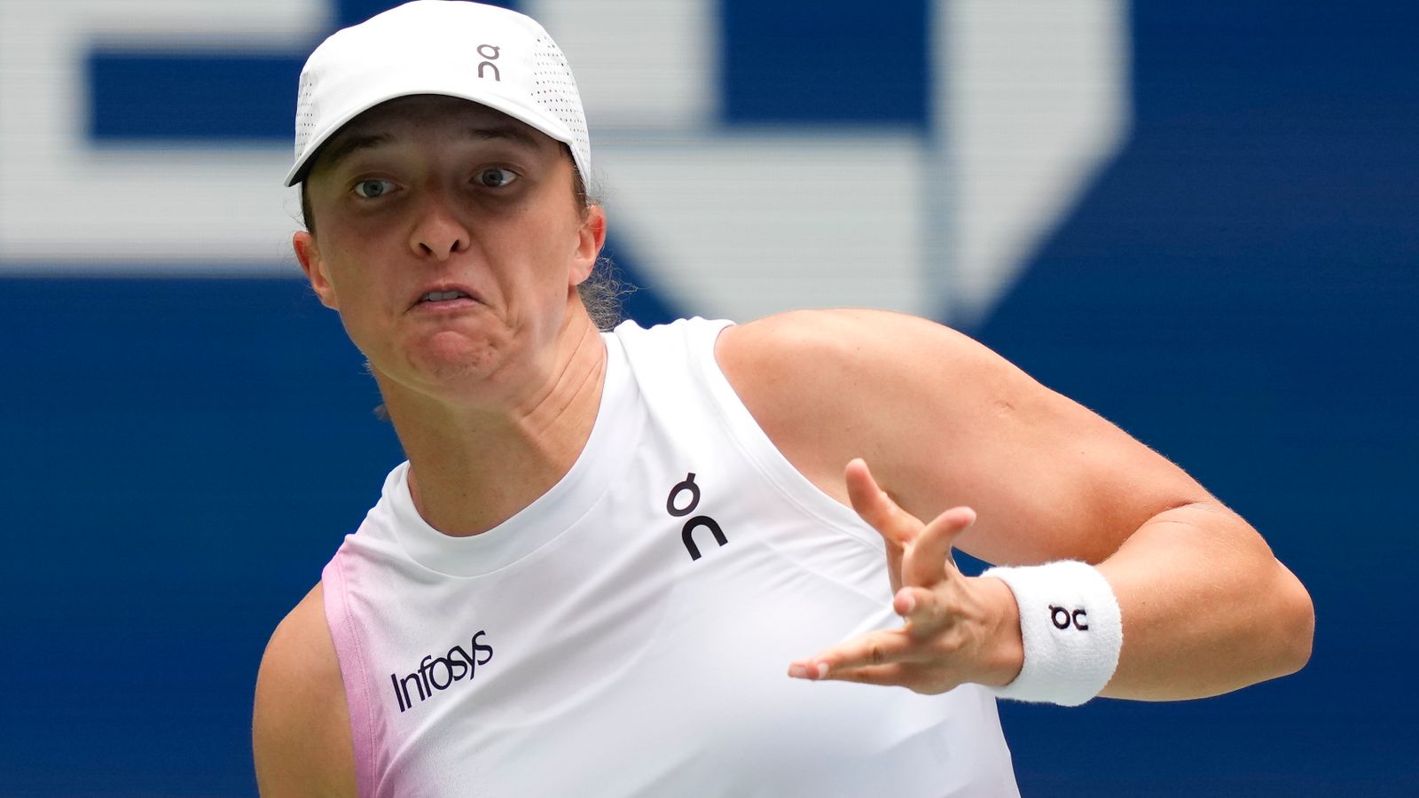 US Open: World No 1s Iga Swiatek and Jannik Sinner ease into third round at Flushing Meadows