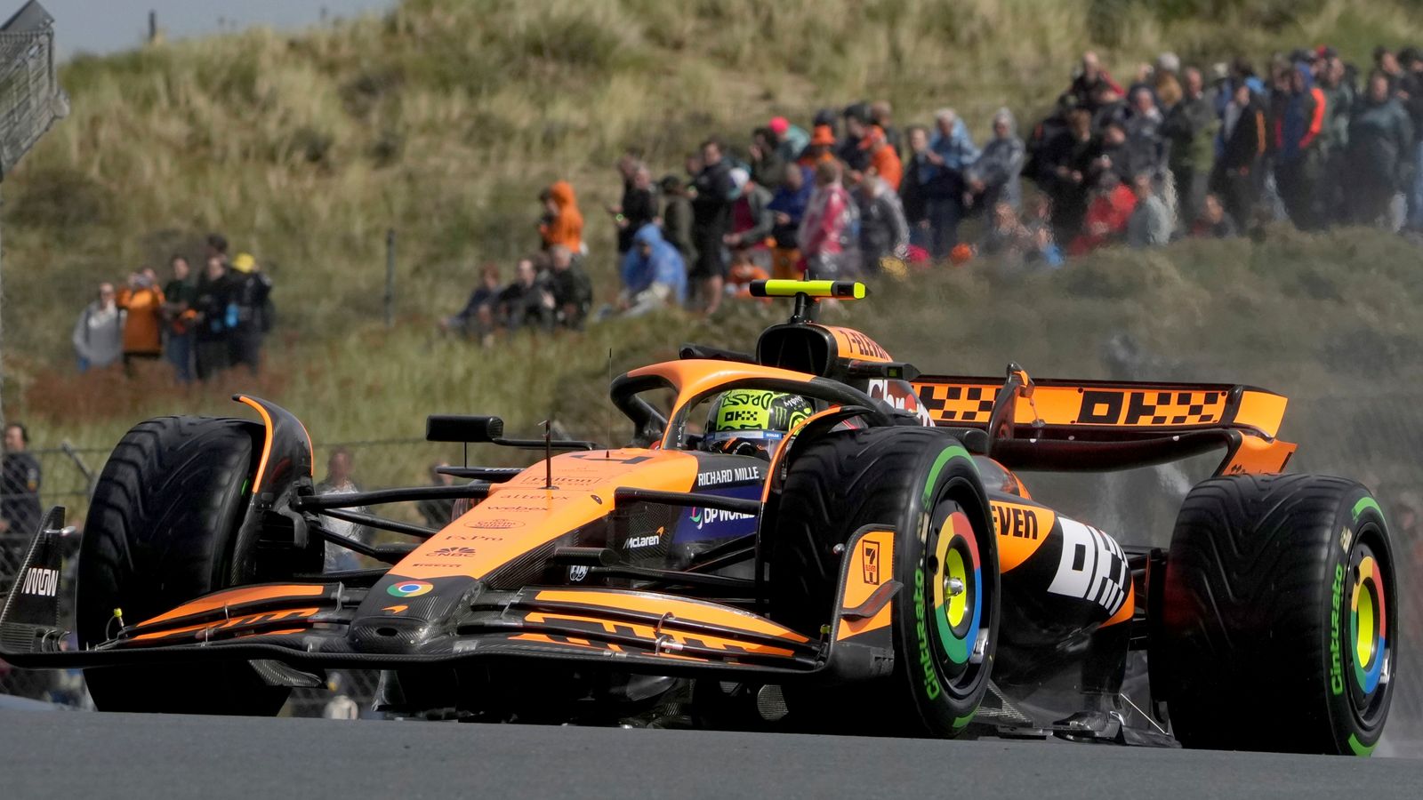 Nederlandse Grand Prix: Lando Norris haalt Max Verstappen in en leidt de eerste vrije training in Zandvoort onder moeilijke omstandigheden | Formule 1 nieuws