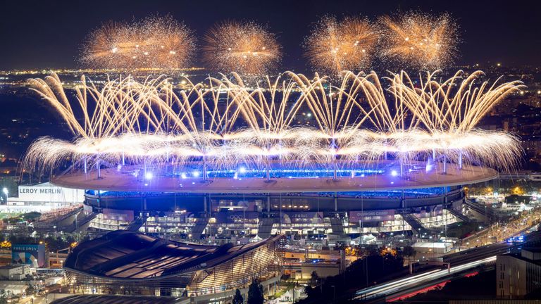 Kembang api di atas Stade de France selama upacara penutupan. PIC: Sebastian Kahnert/Picture-Alliance/DPA/AP Images