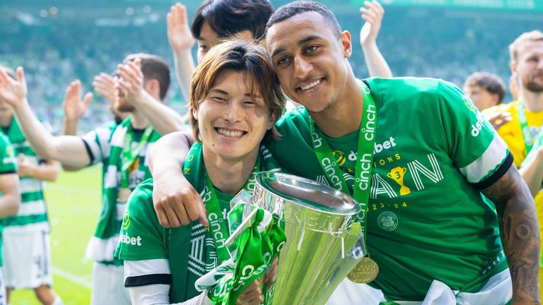 Adam Idah (kanan) membantu Celtic memenangkan gelar Liga Utama Skotlandia musim lalu