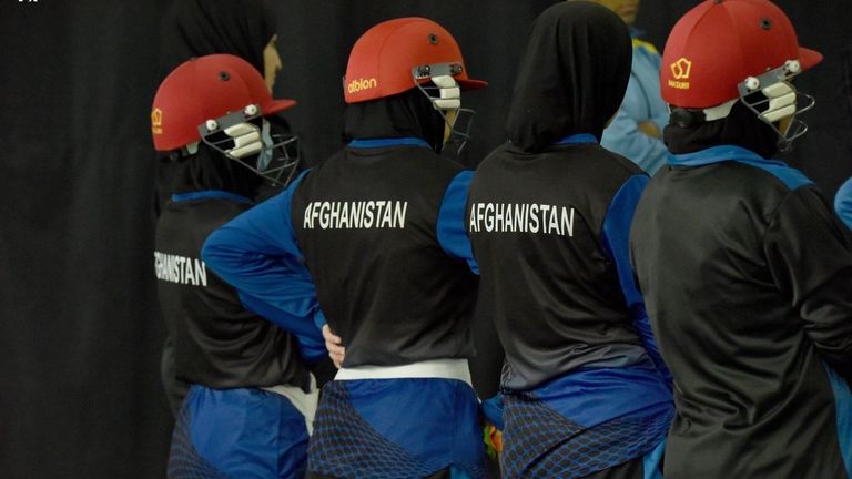 Atlet wanita Afghanistan telah digerebek oleh Taliban dan beberapa dari mereka terpaksa membakar kit mereka 