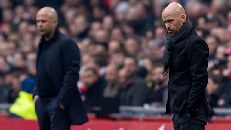 Feyenoord Rotterdam-coach Arne Sloat en Erik Ten Hag van AFC Ajax kijken toe tijdens de Eredivisie-wedstrijd tussen Ajax en Feyenoord in de Johan Cruyff Arena op 20 maart 2022 in Amsterdam, Nederland. 