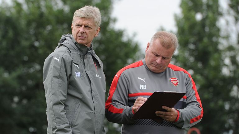 Manajer Arsenal Arsene Wenger bersama pelatih tim utama Neil Banfield selama sesi latihan pada 10 Agustus 2016 di St Albans