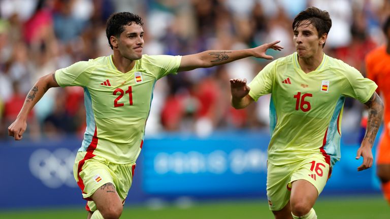 Spain's Sergio Camello, left, celebrates the fourth goal during the men's soccer gold medal match between France and Spain at the Parc des Princes during the 2024 Summer Olympics, Friday, Aug. 9, 2024, in Paris, France. (AP Photo/Aurelien Morissard)