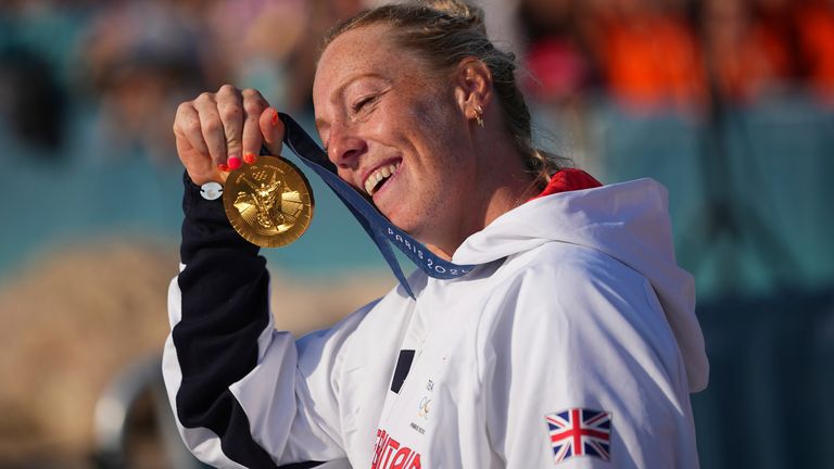 Ellie Aldridge of Britain stands with her medal after winning gold in the women's kite final race during the 2024 Summer Olympics, Thursday, Aug. 8, 2024, in Marseille, France. (AP Photo/Daniel Cole)