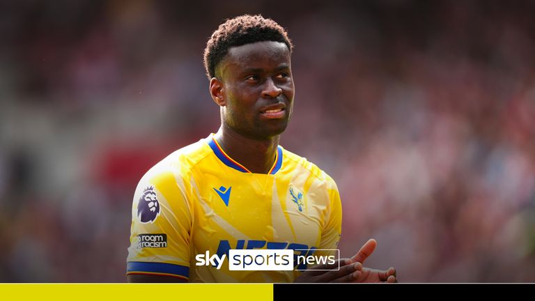 Crystal Palace&#39;s Marc Guehi applauds the fans following defeat after the final whistle in the Premier League match at the Gtech Community Stadium, Brentford. Picture date: Sunday August 18, 2024.
