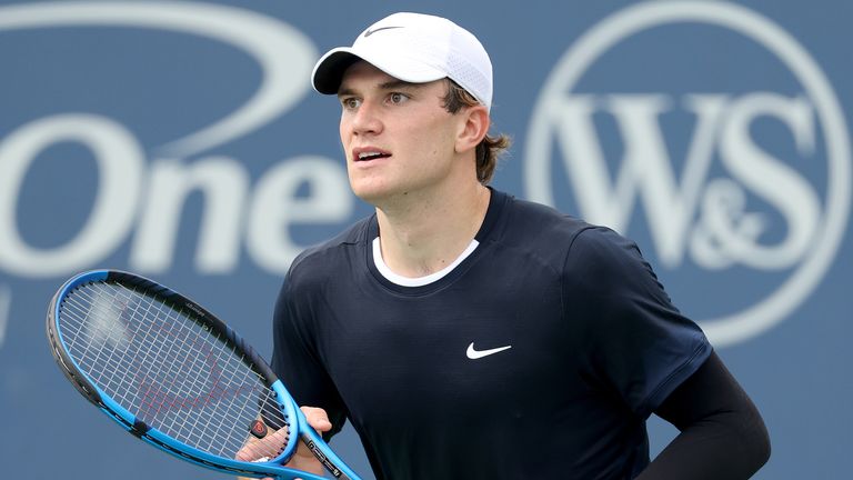 Jack Draper of Great Britain rplays Stefanos Tsitsipas of Greece during Day 5 of the Cincinnati Open at the Lindner Family Tennis Center on August 15, 2024 in Mason, Ohio. (Photo by Matthew Stockman/Getty Images)