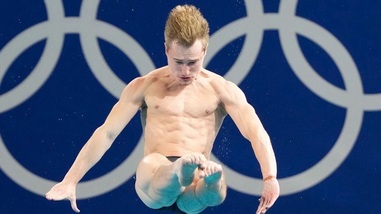 El británico Jack Laugher compite en la semifinal masculina de trampolín de 3 m en los Juegos Olímpicos de Verano de 2024.