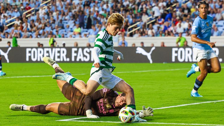 CAROLINA UTARA, AS - 23 JULI: Kyogo Furuhashi dari Celtic mencetak gol untuk mengubah kedudukan menjadi 3-1 selama pertandingan persahabatan pramusim antara Manchester City dan Celtic di Stadion Kenan, pada 23 Juli 2024, di Carolina Utara, AS. (Foto oleh Ross MacDonald / SNS Group)