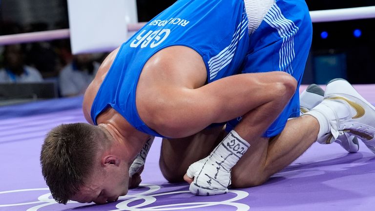 Britain's Lewis Richardson, kisses the mat as he celebrates after defeating Jordan's Zeyad Eashash, in their men's 71kg quarterfinal boxing match at the 2024 Summer Olympics, Saturday, Aug. 3, 2024, in Paris, France. (AP Photo/John Locher) 