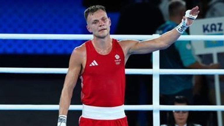 Le Britannique Lewis Richardson montre son abattement après sa défaite face au Mexicain Marco Alonso Verde Alvarez (non représenté) en demi-finale des 71 kg hommes au stade Roland-Garros le onzième jour des Jeux Olympiques de Paris 2024 en France. Date de la photo : mardi 6 août 2024.