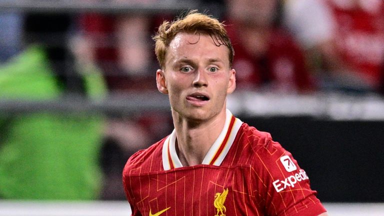 Sepp van den Berg del Liverpool en acción durante un partido amistoso internacional de fútbol contra el Arsenal, el miércoles 31 de julio de 2024, en Filadelfia. (Foto AP/Derrick Hamilton)