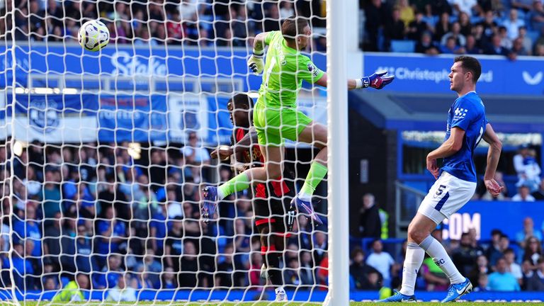 Luis Sinisterra scores an injury-time winner for Bournemouth