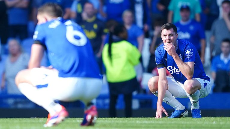 Pemain Everton Michael Keane (kanan) tampak lesu setelah kalah 3-2 dari Bournemouth