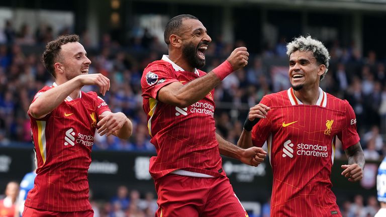 Mohamed Salah celebrates with his teammates Diogo Jota and Luis Díaz