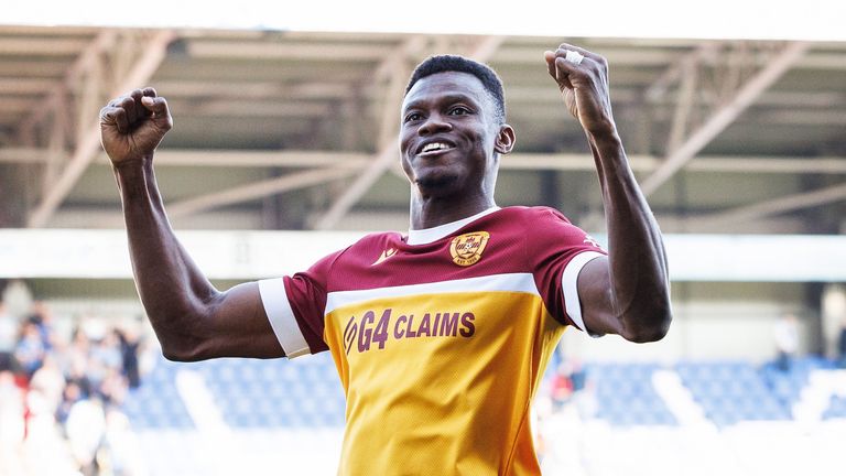 Moses Ebiye merayakan gol kemenangannya di masa tambahan waktu di St Johnstone