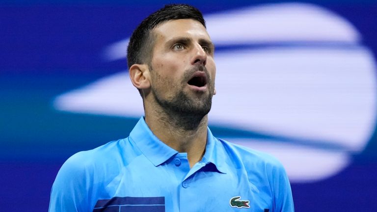 Novak Djokovic, dari Serbia, bereaksi terhadap Alexei Popyrin, dari Australia, selama pertandingan putaran ketiga kejuaraan tenis AS Terbuka, Jumat, 30 Agustus 2024, di New York. (Foto AP/Julia Nikhinson)