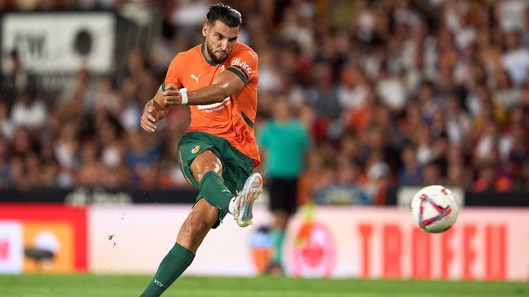 Rafa Mir in action on his return to Valencia against Eintracht Frankfurt in the Trofeu Taronja at Mestalla