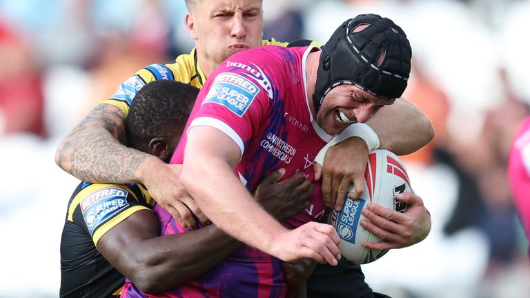 Picture by John Clifton/SWpix.com - 18/08/2024 - Rugby League - Betfred Super League Magic Weekend - Huddersfield Giants v Castleford Tigers - Elland Road, Leeds, England -
Huddersfield Giants' Chris Hill in action with Castleford Tigers' Muizz Mustapha