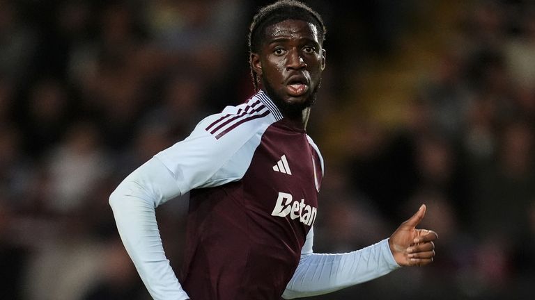 Samuel Iling-Junior de Aston Villa durante el partido amistoso de pretemporada en el estadio Bescot, Walsall. Fecha de la foto: Miércoles 7 de agosto de 2024.