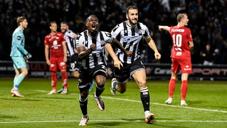 PAISLEY, ESCOCIA - 8 DE AGOSTO: Toyosi Olusanya de St Mirren celebra el marcador para hacer el 1-1 durante un clasificatorio de la Liga Europea de la Conferencia de la UEFA entre St Mirren y SK Brann en el estadio SMiSA, el 8 de agosto de 2024, en Paisley, Escocia. (Foto de Rob Casey / SNS Group)