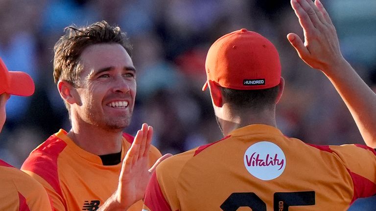 Tim Southee dari Birmingham Phoenix merayakan mengambil gawang Mitchell Santner dari Northern Superchargers selama pertandingan seratus pria di Edgbaston, Birmingham. Tanggal Gambar: Selasa 6 Agustus 2024.