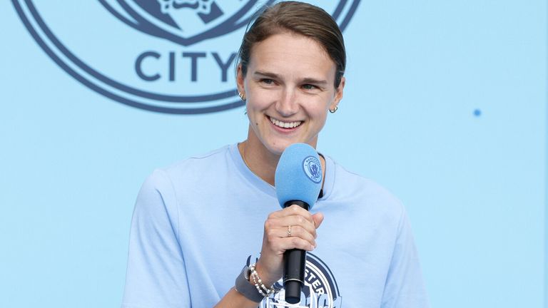 Vivianne Miedema saat presentasi di Stadion Etihad, Manchester. Tanggal foto: Minggu, 4 Agustus 2024.