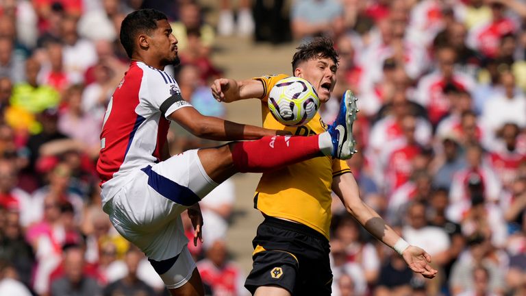 William Saliba del Arsenal lucha por el balón con Jorgen Strand Larsen de los Wolves (Foto AP/Frank Augstein)