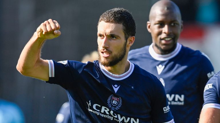 DUNDEE, SKOTLANDIA - 31 AGUSTUS: Ziyad Larkeche dari Dundee merayakan golnya untuk menyamakan kedudukan menjadi 2-2 selama pertandingan William Hill Premiership antara Dundee dan St Mirren di Scot Foam Stadium di Dens Park, pada 31 Agustus 2024, di Dundee, Skotlandia. (Foto oleh Rob Casey / SNS Group)