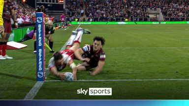 'Simply sensational!' | Makinson scores with millimetres to work with