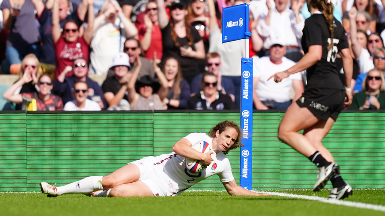 England's Abby Dow scores their side's seccond try of the game during the Women's International match at Allianz Stadium, Twickenham, London. Picture date: Saturday September 14, 2024.
