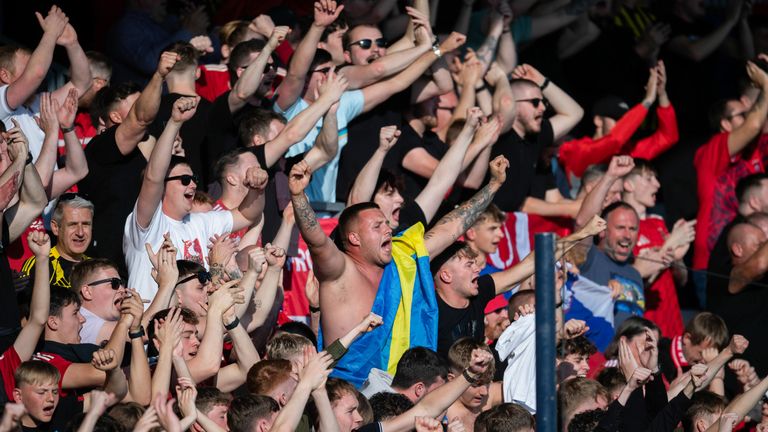 DINGWALL, SCOTLAND - 31 AGUSTUS: Penggemar Aberdeen selama pertandingan William Hill Premiership antara Ross County dan Aberdeen di Global Energy Stadium, pada 31 Agustus 2024, di Dingwall, Skotlandia. (Foto oleh Mark Scates / Grup SNS)