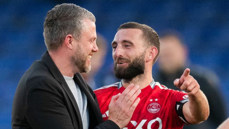 DINGWALL, SKOTLANDIA - 31 AGUSTUS: Manajer Aberdeen Jimmy Thelin dan Graeme Shinnie saat pertandingan William Hill Premiership antara Ross County dan Aberdeen di Stadion Global Energy, pada 31 Agustus 2024, di Dingwall, Skotlandia. (Foto oleh Mark Scates / SNS Group)