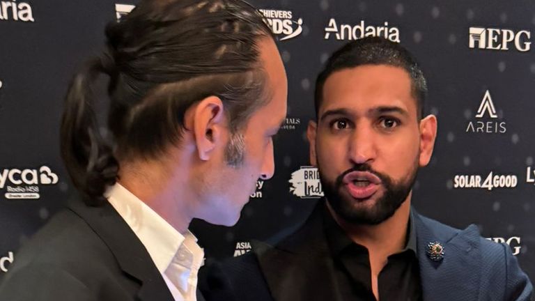 Amir Khan rencontre Dev Trehan de Sky Sports News lors des Asian Achievers Awards