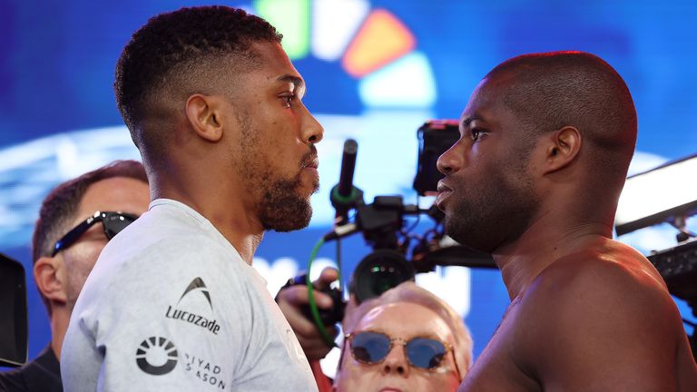 Anthony Joshua dan Daniel Dubois saling berhadapan untuk terakhir kalinya menjelang pertarungan hari Sabtu (foto: Mark Robinson / Matchroom Boxing)