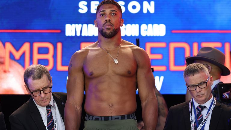 Anthony Joshua menimbang berat badannya sebelum pertarungannya dengan Daniel Dubois (Kredit: Mark Robinson/Matchroom Boxing)