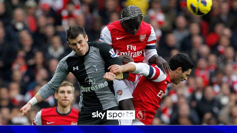 Pemain Arsenal Bacary Sagna, tengah kanan, dan Mikel Arteta, kanan, bersaing memperebutkan bola dengan pemain Tottenham Hotspur Gareth Bale, tengah kiri, selama pertandingan sepak bola Liga Primer Inggris di Stadion Emirates, London, Sabtu, 17 November 2012. (Foto AP/Sang Tan)