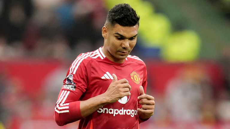 Casemiro dari Manchester United selama pertandingan Liga Primer melawan Liverpool di Old Trafford