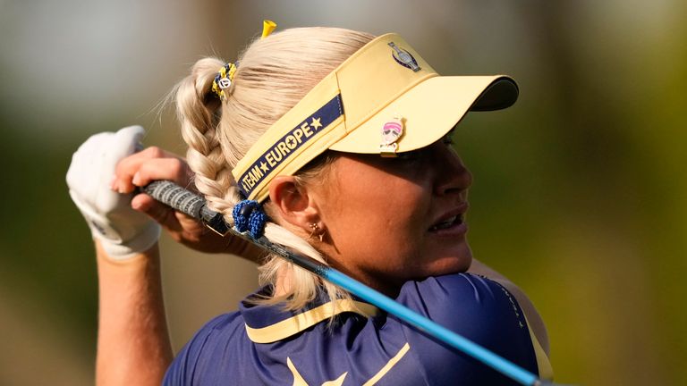 Pemain golf Eropa Charley Hull memukul bola dari tee kedua selama pertandingan tunggal turnamen golf Piala Solheim di Robert Trent Jones Golf Club, Minggu, 15 September 2024, di Gainesville, VA. (Foto AP/Matt York)