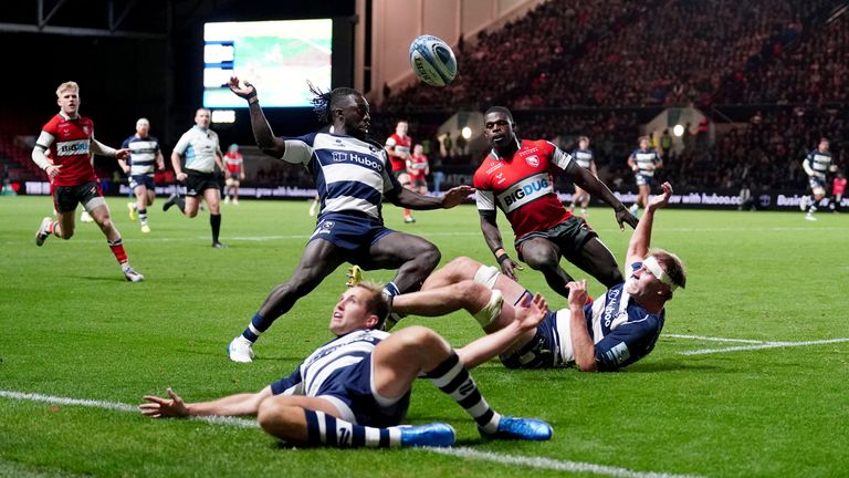 Bristol's Max Malins, Gabriel Ibitoye and Joe Batley fail to collect the ball and Gloucester's Christian Wade goes onto score a try 