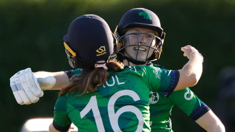 De Ierse Christina Coulter Reilly en Leah Paul vieren feest na de overwinning tegen Engeland na de Women's International T20-wedstrijd op Castle Avenue