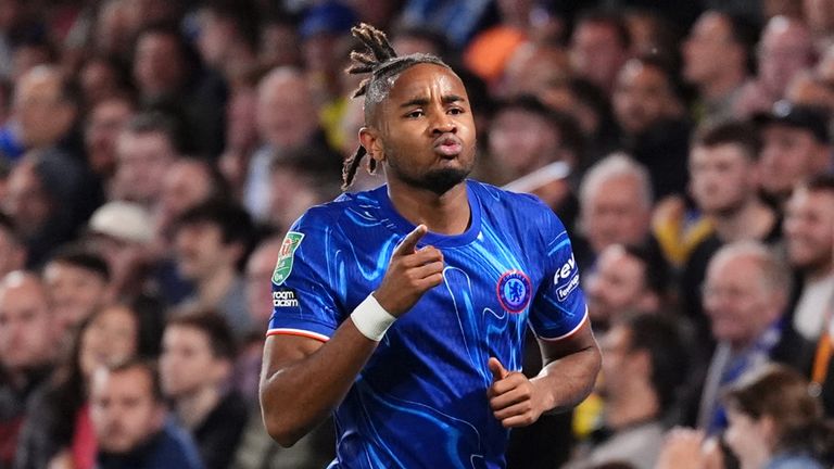 Christopher Nkunku dari Chelsea merayakan mencetak gol keduanya melawan Barrow