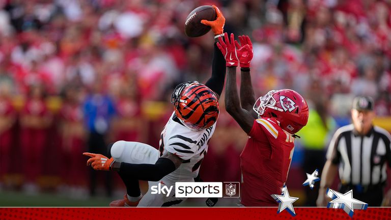 Cam Taylor-Britt dari Cincinnati Bengals melakukan tangkapan ala Odell Beckham untuk intersepsi menakjubkan melawan Kansas City Chiefs.