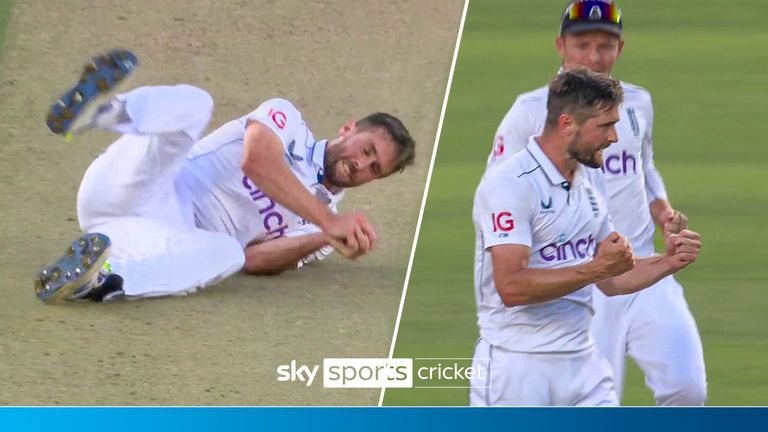 Chris Woakes mengambil gawang pertama Inggris pada inning kedua setelah awal yang mengecewakan pada hari ketiga Tes ketiga melawan Sri Lanka.